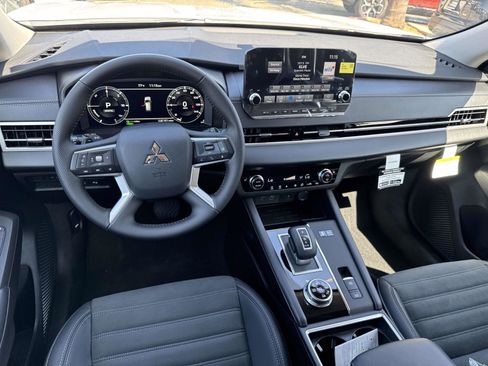 New 2025 Mitsubishi Outlander SE image 9