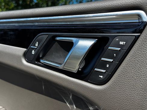 Certified 2024 Porsche Macan AWD/4WD image 32