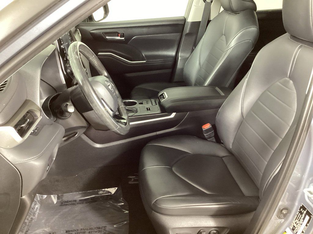 Used 2021 Toyota Highlander XLE AWD/4WD image 9