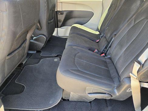 Used 2017 Chrysler Pacifica Touring FWD image 8