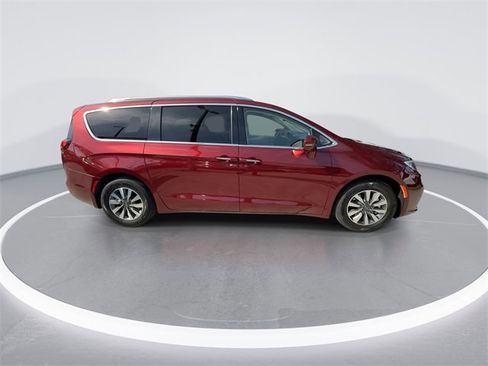 Used 2021 Chrysler Pacifica Touring-L image 9