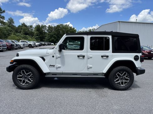 Used 2025 Jeep Wrangler Unlimited Sahara AWD/4WD image 8