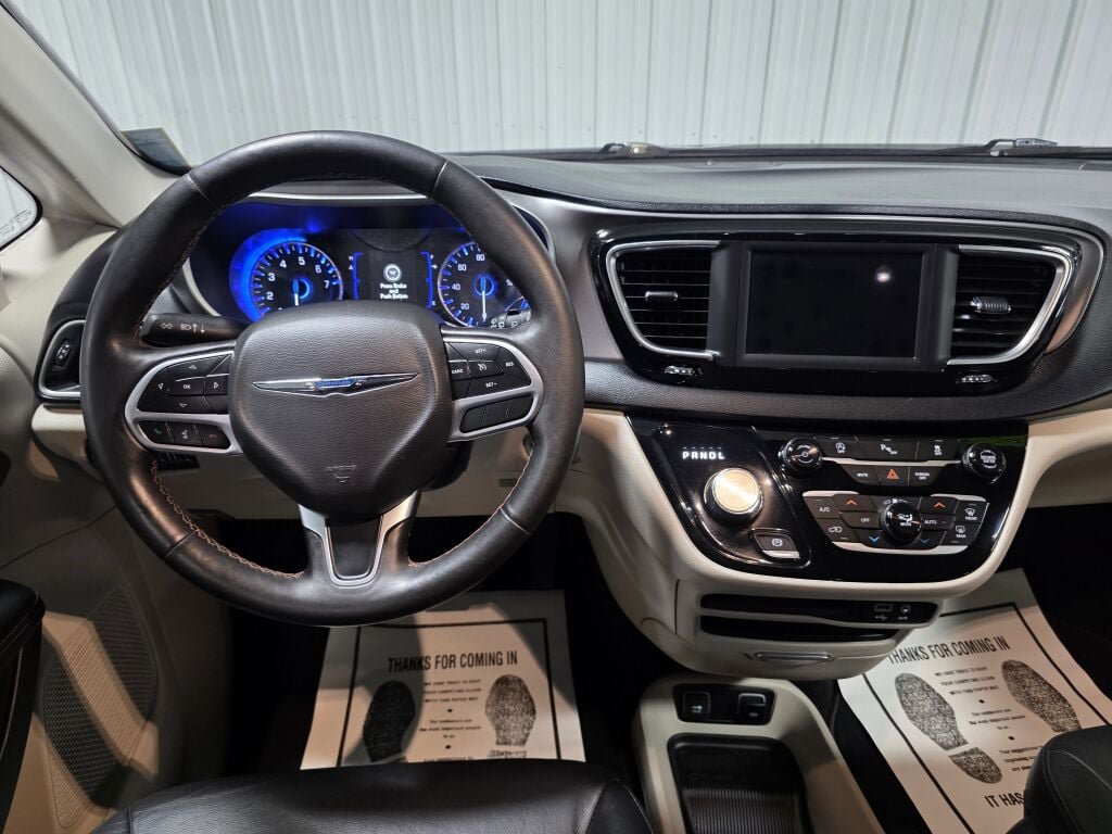 Used 2020 Chrysler Pacifica Touring-L FWD image 8