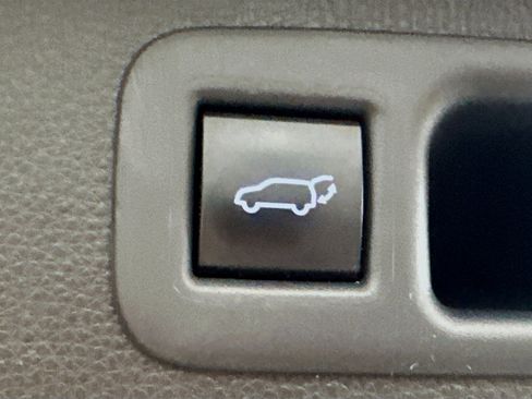 Used 2021 Toyota Highlander XLE AWD/4WD image 31