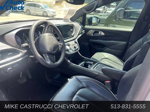 Used 2024 Chrysler Pacifica Limited w/ Uconnect Theater Family Group FWD image 3