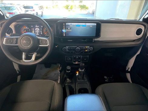 Used 2025 Jeep Wrangler Unlimited Sahara AWD/4WD image 6