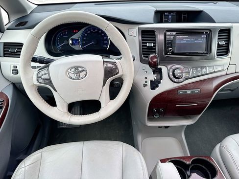 Used 2014 Toyota Sienna XLE image 28