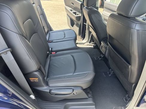 Used 2023 Nissan Pathfinder SL FWD image 11
