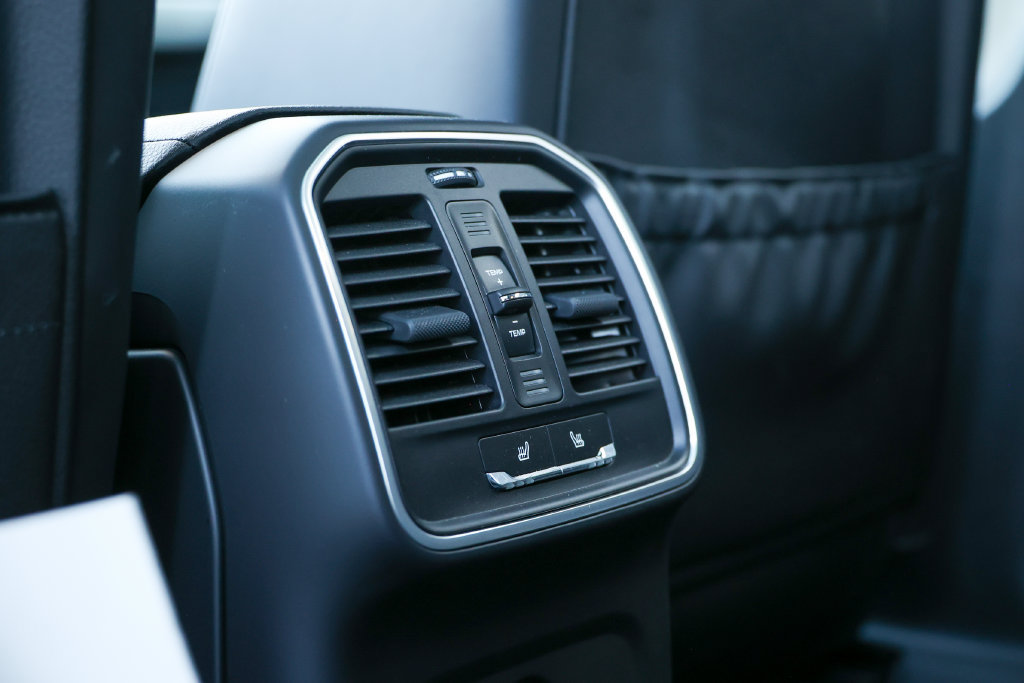 Certified 2026 Porsche Macan AWD/4WD image 30