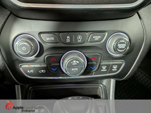 Used 2019 Jeep Cherokee Trailhawk w/ Cold Weather Group AWD/4WD image 22