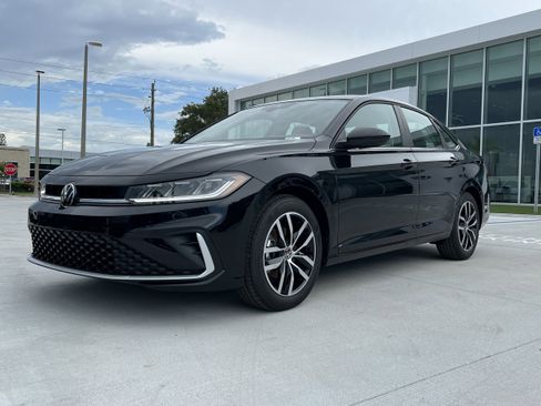 New 2025 Volkswagen Jetta SE image 3