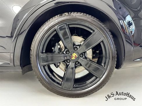 Used 2023 Porsche Cayenne GTS w/ Sport Chrono Package (8LH) AWD/4WD image 40