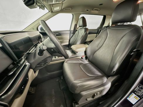 Used 2025 Kia Carnival FWD image 13