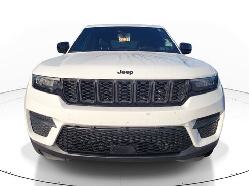 Used 2022 Jeep Grand Cherokee Altitude AWD/4WD image 2