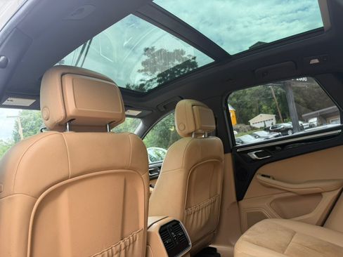 Used 2018 Porsche Macan AWD/4WD image 26