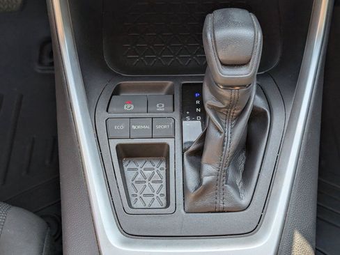 Used 2019 Toyota RAV4 LE FWD image 24