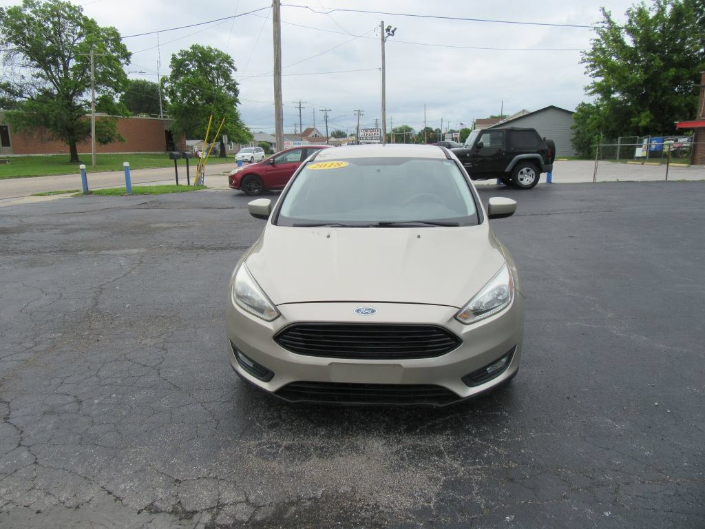Used 2018 Ford Focus SE w/ SE Appearance Package FWD image 2