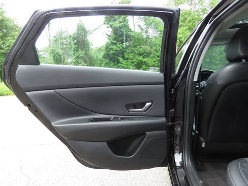 Used 2023 Hyundai Elantra Limited FWD image 18