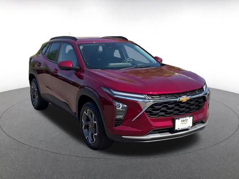 Used 2025 Chevrolet Trax LT w/ LT Convenience Package FWD image 3