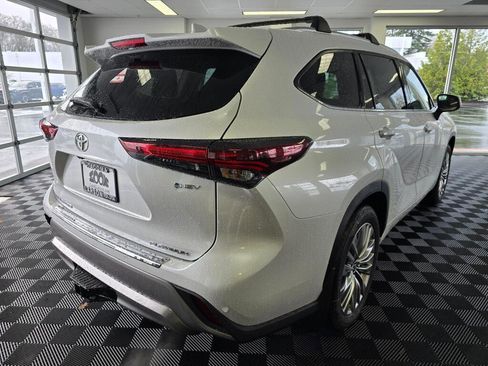 New 2026 Toyota Highlander Platinum image 3