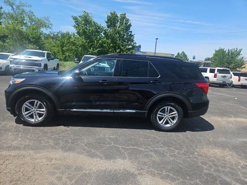 Used 2024 Ford Explorer XLT w/ Equipment Group 202A image 3