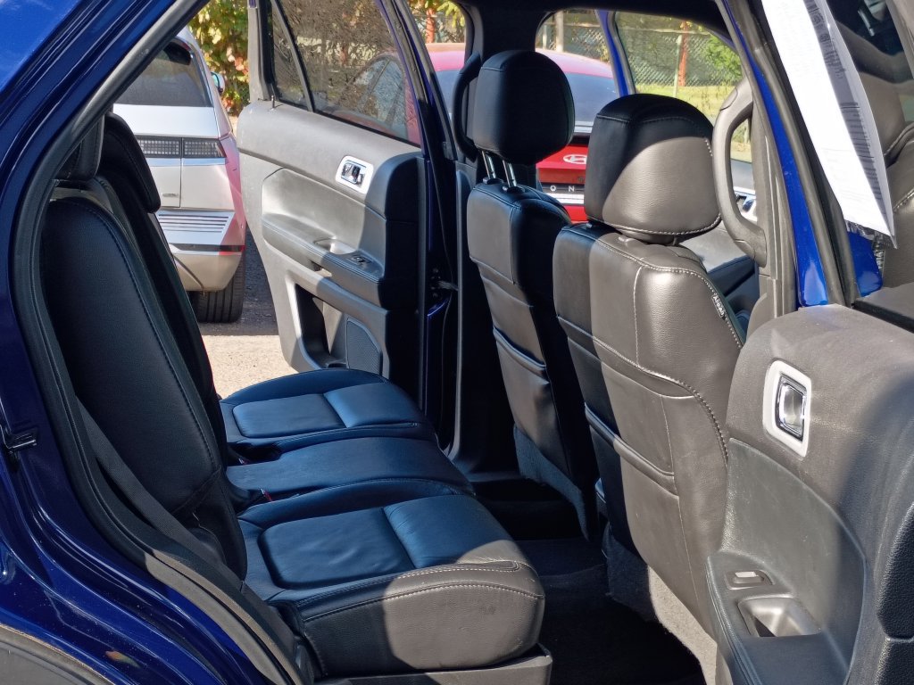 Used 2014 Ford Explorer XLT w/ Equipment Group 202A AWD/4WD image 17