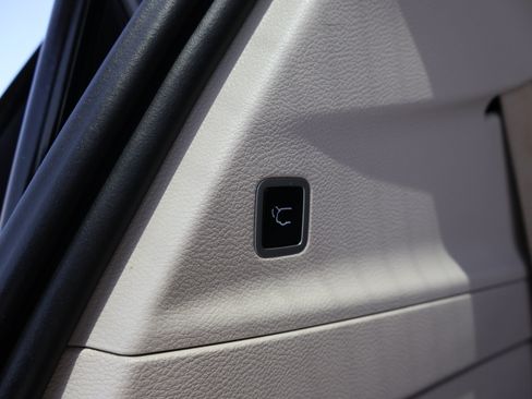 Used 2023 Chrysler Pacifica Touring-L FWD image 17