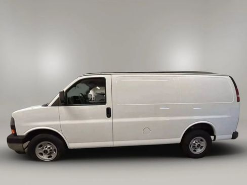 Used 2017 GMC Savana 2500 image 2