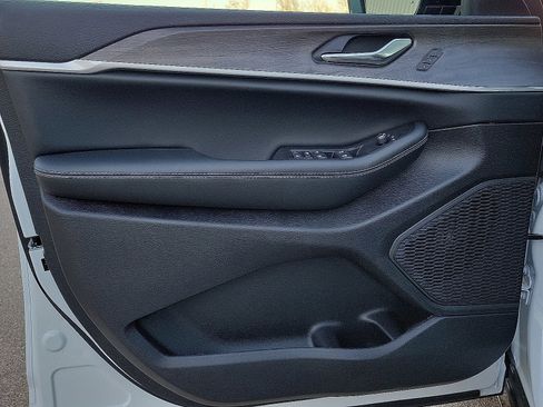 New 2025 Jeep Grand Cherokee Limited image 10