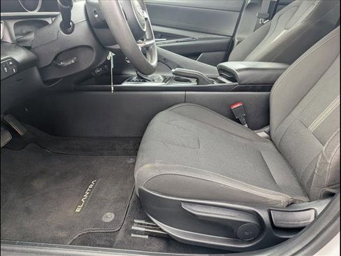 Used 2023 Hyundai Elantra SE image 12