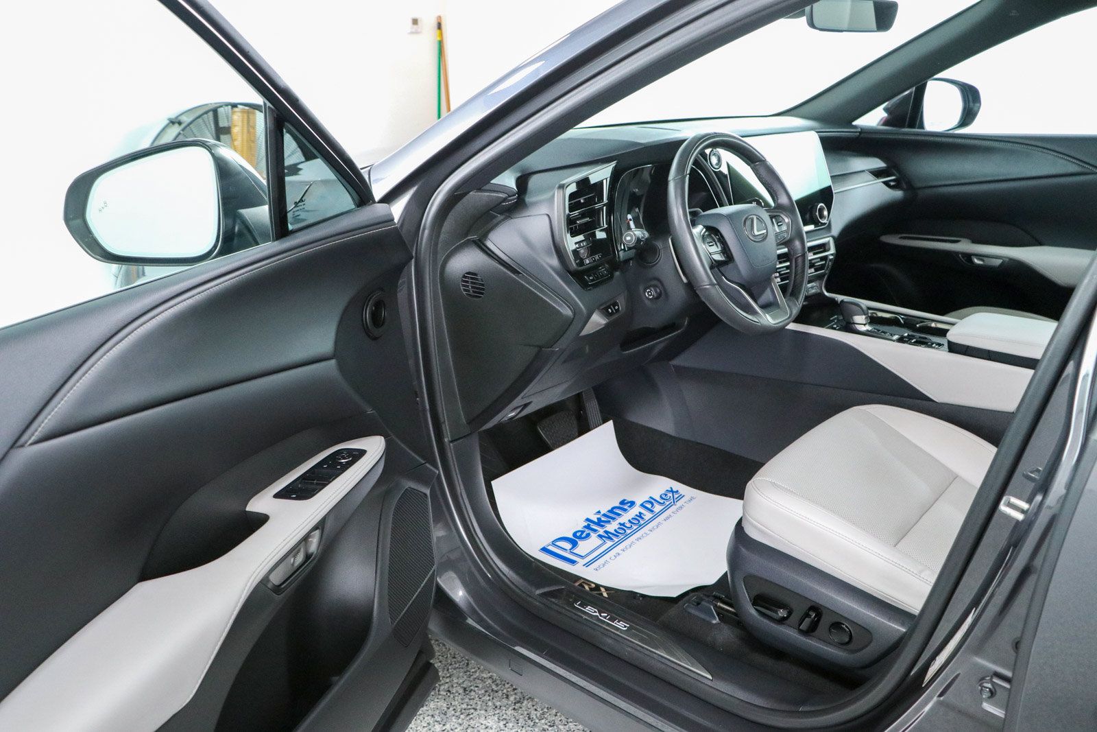 Used 2025 Lexus RX 350 Premium w/ Convenience Package FWD image 3
