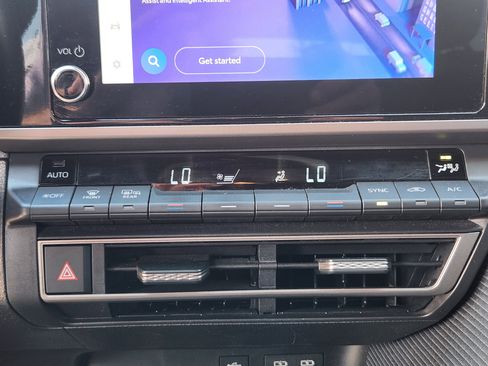 Used 2025 Toyota Camry SE FWD image 13