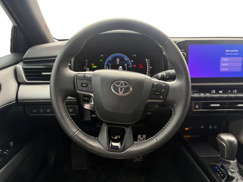Used 2025 Toyota Camry SE image 13