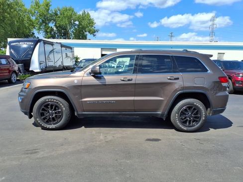 Used 2020 Jeep Grand Cherokee Laredo image 2