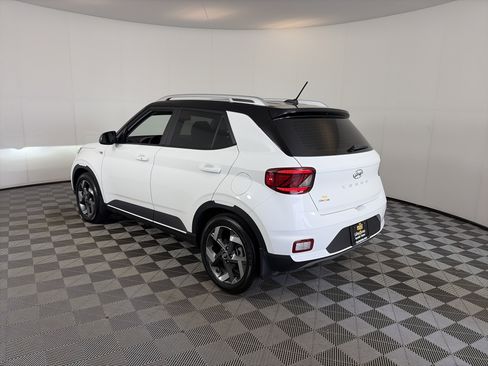 Used 2025 Hyundai Venue Limited image 8