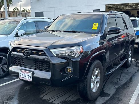 Used 2022 Toyota 4Runner SR5 Premium image 2