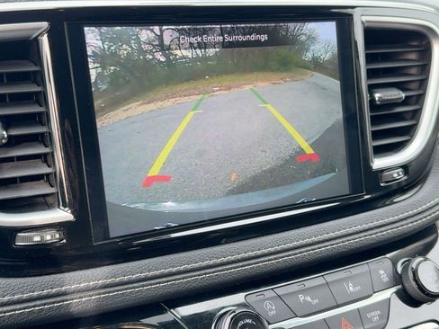 Used 2023 Chrysler Pacifica Limited image 21