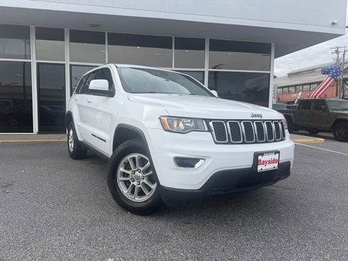 Used 2020 Jeep Grand Cherokee Laredo image 2