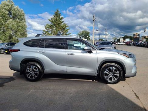 Used 2022 Toyota Highlander XLE image 4