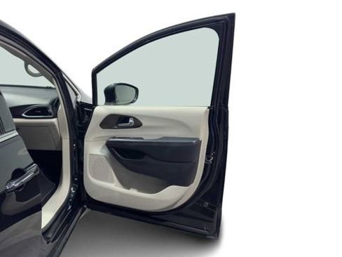 Used 2019 Chrysler Pacifica Touring-L Plus w/ Tire & Wheel Group image 10