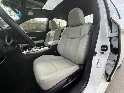 Used 2015 INFINITI Q70 3.7 w/ Sport Package image 6