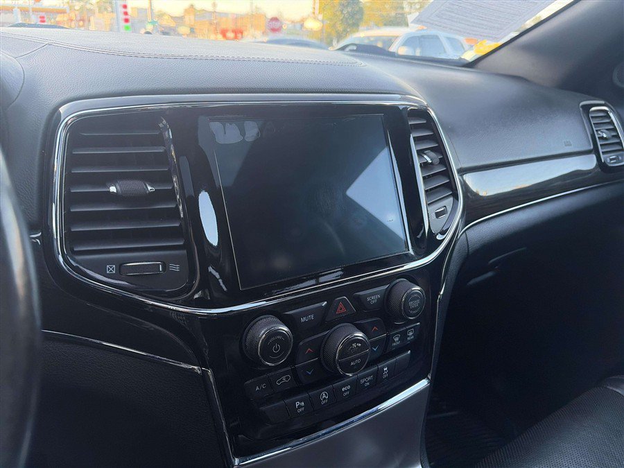 Used 2019 Jeep Grand Cherokee Overland AWD/4WD image 24