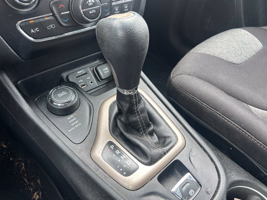 Used 2014 Jeep Cherokee Latitude w/ Comfort/Convenience Group AWD/4WD image 32