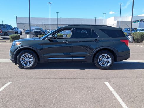 Used 2022 Ford Explorer XLT image 2