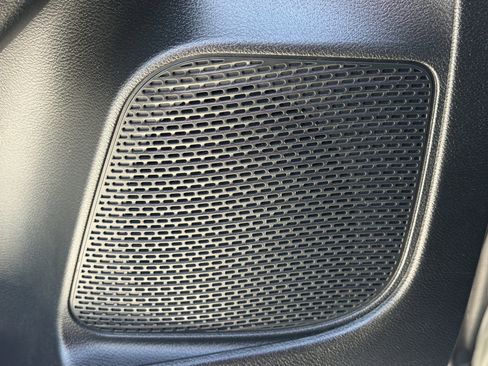 Used 2025 Chrysler Pacifica Limited FWD image 19