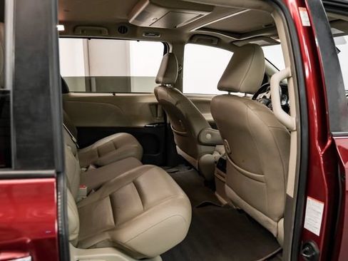 Used 2019 Toyota Sienna XLE Premium FWD image 30