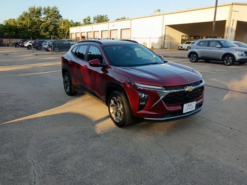Used 2025 Chevrolet Trax LT w/ LT Convenience Package FWD image 6