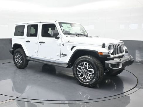 Used 2025 Jeep Wrangler Sahara AWD/4WD image 8