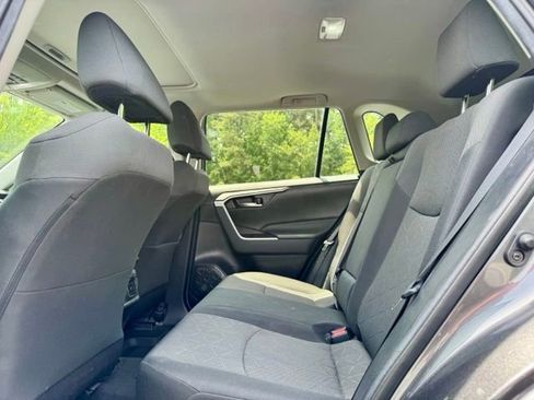 Used 2021 Toyota RAV4 XLE w/ Convenience Package FWD image 28