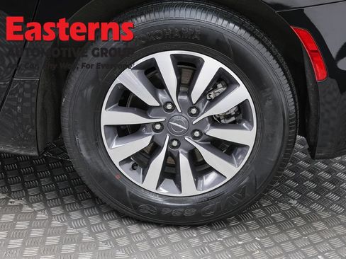 Used 2024 Chrysler Pacifica Limited FWD image 33